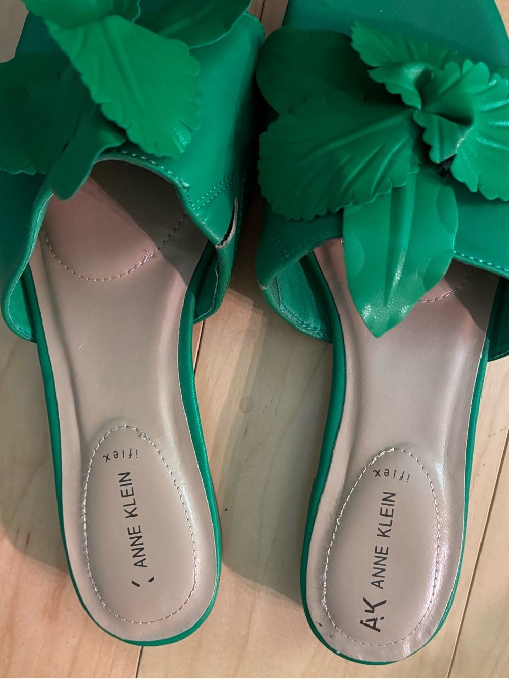 Green Anne Klein floral flat sandals size 8.5 - Picture 2 of 3